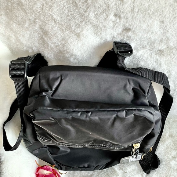 New with tags ADIDAS LINEAR 11 MINI BACKPACK BLK/Gold/Metallic Front zippered - Picture 7 of 8